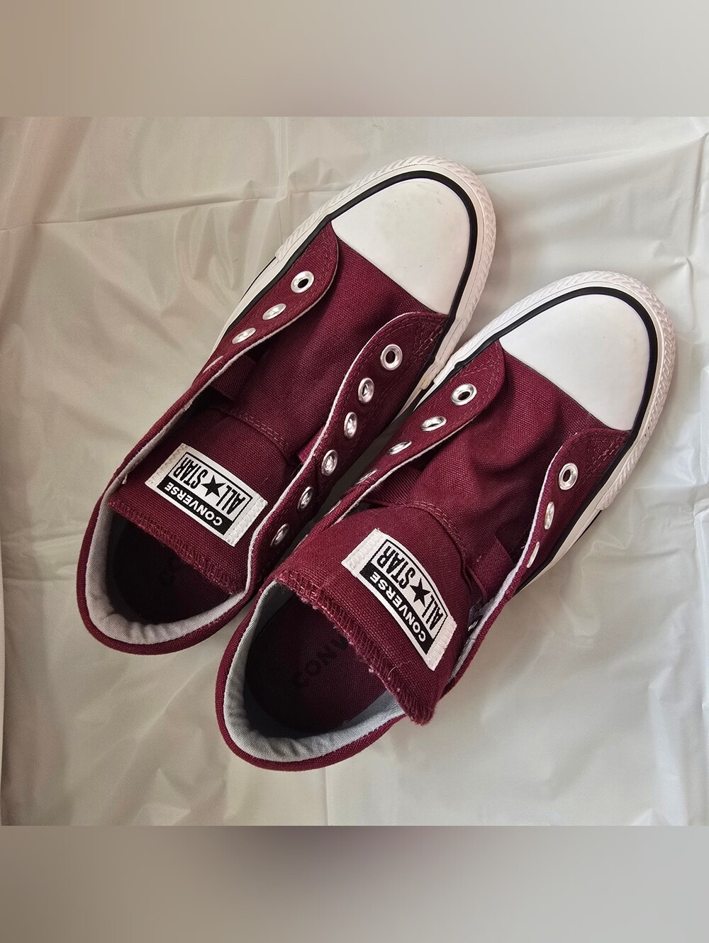 EUC Burgundy Low Top Converse (No Laces)
